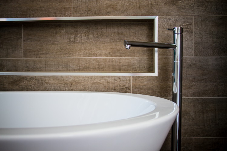 Bathroom|Inbuilt Niche|Floor mounted Tap wear|Timber look tile